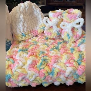 I WISH YOU COULD SEE IN PERSON😇⭐️BEAURIFUL⭐️ Handmade 3 piece Newborn setSOLD